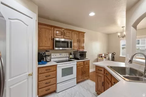 Kitchen - 802 Brookside Ct, Payson, UT 84651 photo 3 of 5