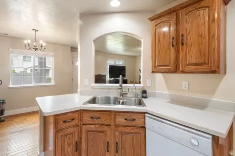 Kitchen - 802 Brookside Ct, Payson, UT 84651 photo 4 of 5