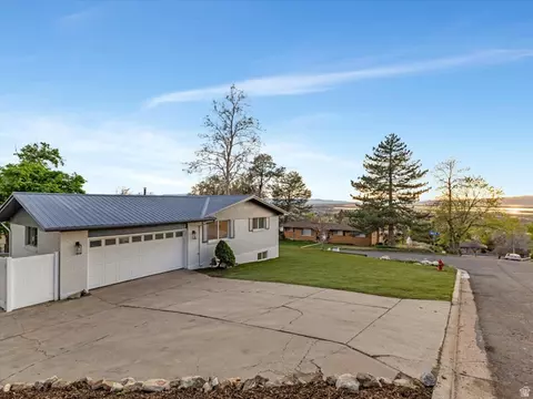 Exterior - 1092 N 500 E, Centerville, UT 84014 photo 3 of 6