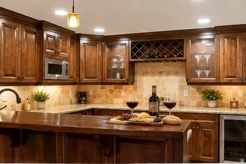 Kitchen - 3093 E Scenic Valley Ln, Sandy, UT 84092 photo 2 of 3