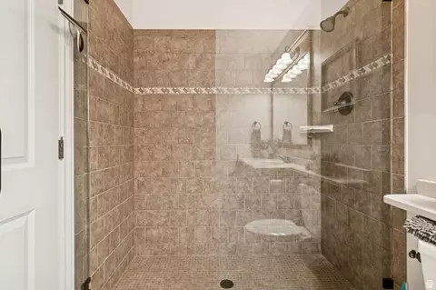 Bath - 3093 E Scenic Valley Ln, Sandy, UT 84092 photo 8 of 10
