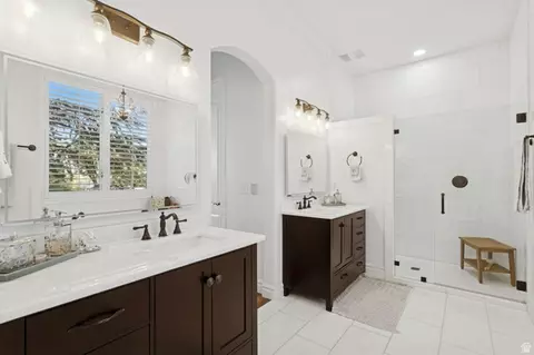 Bath - 3093 E Scenic Valley Ln, Sandy, UT 84092 photo 2 of 10