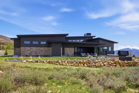 Exterior - 5585 E Highland View Ct, Eden, UT 84310 photo 7 of 20