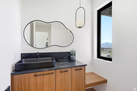 Bath - 5585 E Highland View Ct, Eden, UT 84310 photo 4 of 8
