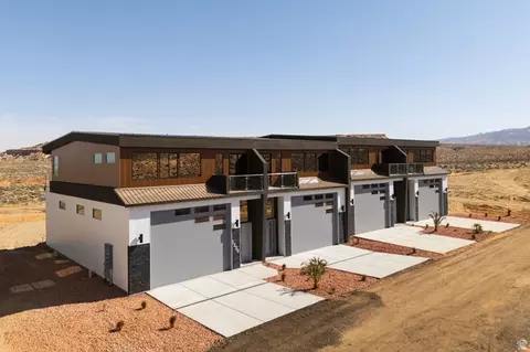 1328 E Lone Rock Dr, Big Water, UT 84741