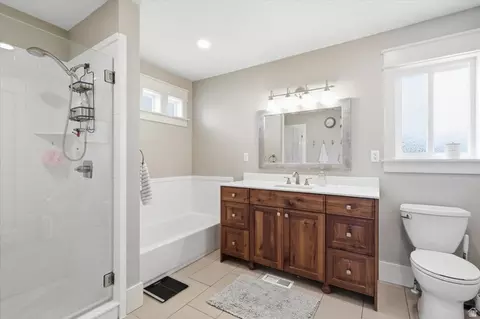 Bath - 220 E 300 N, Hyde Park, UT 84318 photo 2 of 4