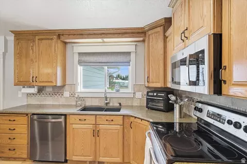 Kitchen - 220 E 300 N, Hyde Park, UT 84318 photo 2 of 4