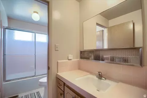 Bath - 124 W 1700 S, Orem, UT 84058 photo 2 of 3