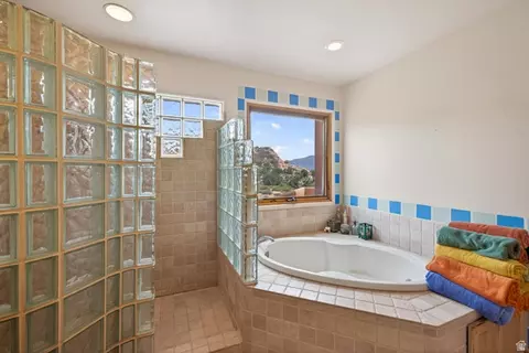 Bath - 3617 E Red Rock Dr, Moab, UT 84532 photo 4 of 6