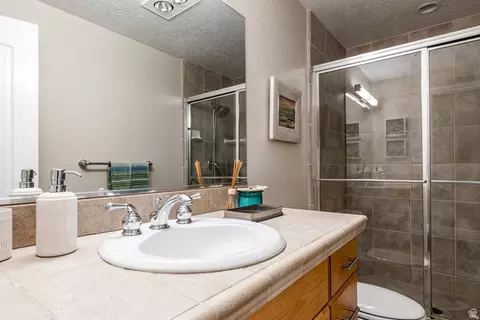 Bath - 3252 Sunset Hollow Dr, Bountiful, UT 84010 photo 5 of 6