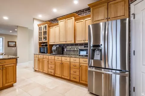 Kitchen - 3252 Sunset Hollow Dr, Bountiful, UT 84010 photo 5 of 7