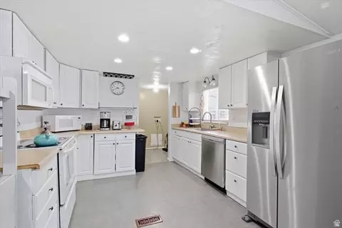 244 E Crescent Pkwy S #206, Sandy, UT 84070 photo 3