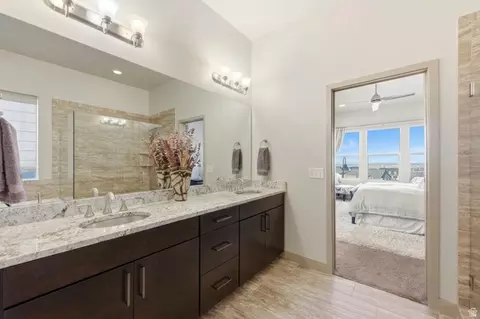 Bath - 987 E Deer Arch Ln, Draper, UT 84020 photo 2 of 4