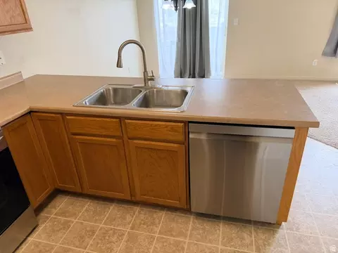 Kitchen - 3882 E Cascade Rd, Eagle Mountain, UT 84005 photo 2 of 4