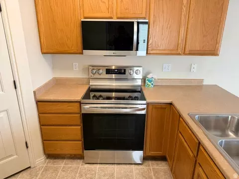 Kitchen - 3882 E Cascade Rd, Eagle Mountain, UT 84005 photo 3 of 4