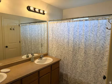 Bath - 3882 E Cascade Rd, Eagle Mountain, UT 84005 photo 2 of 4
