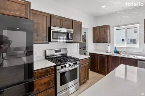 Kitchen - 815 W Powderwood Ln, Mapleton, UT 84664 photo 2 of 2