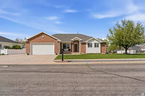 1174 W 1395 N, Clinton, UT 84015