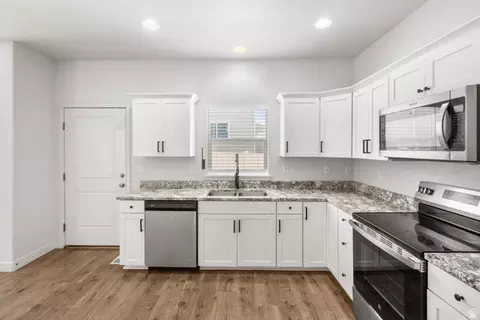 Kitchen - 7109 N Mountain Field Dr, Eagle Mountain, UT 84005 photo 2 of 2