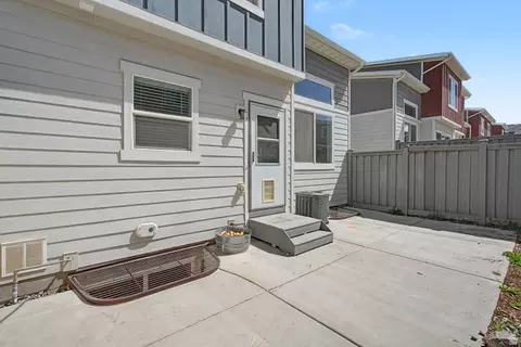 Exterior - 7109 N Mountain Field Dr, Eagle Mountain, UT 84005 photo 2 of 6