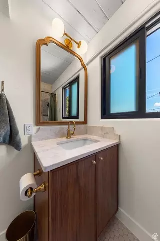 Bath - 809 E Mountain View Dr, Pine Valley, UT 84781 photo 2 of 3