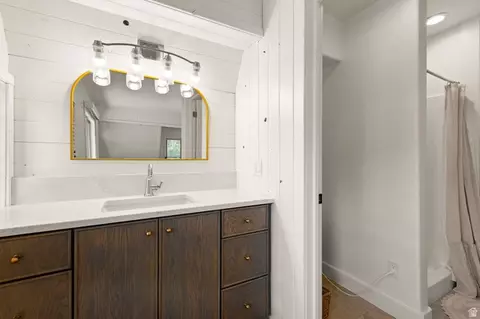 Bath - 809 E Mountain View Dr, Pine Valley, UT 84781 photo 3 of 3