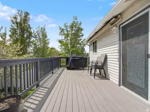 Exterior - 523 Mountain View Rd, Centerville, UT 84014 photo 3 of 5