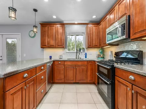 Kitchen - 523 Mountain View Rd, Centerville, UT 84014 photo 2 of 2