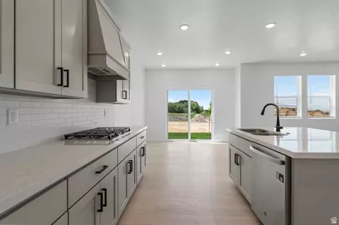Kitchen - 2816 W Aurora Ave, Mapleton, UT 84664 photo 2 of 2
