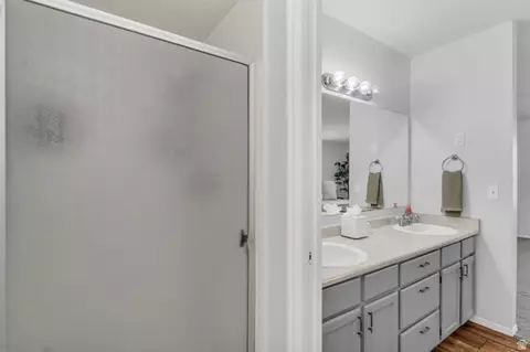Bath - 1176 E Starpine Dr, Sandy, UT 84094 photo 3 of 6