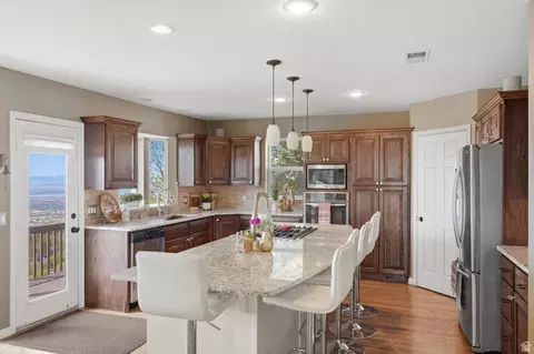 Kitchen - 2806 S Maple Cove Dr, Bountiful, UT 84010 photo 5 of 6
