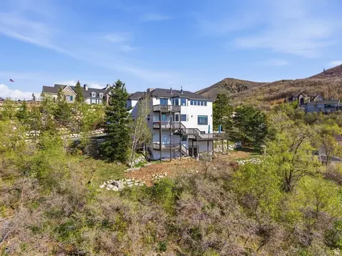 Exterior - 2806 S Maple Cove Dr, Bountiful, UT 84010 photo 9 of 10