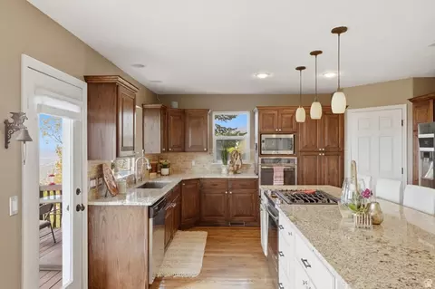 Kitchen - 2806 S Maple Cove Dr, Bountiful, UT 84010 photo 2 of 6