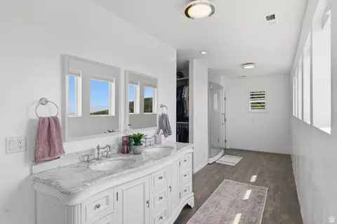 Bath - 2806 S Maple Cove Dr, Bountiful, UT 84010 photo 2 of 6