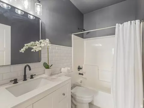 Bath - 1873 E Oak Bend Dr, Draper, UT 84020 photo 4 of 5