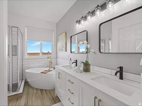 Bath - 1873 E Oak Bend Dr, Draper, UT 84020 photo 2 of 5