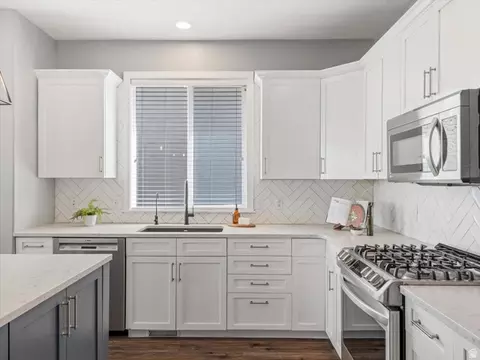 Kitchen - 1873 E Oak Bend Dr, Draper, UT 84020 photo 2 of 3