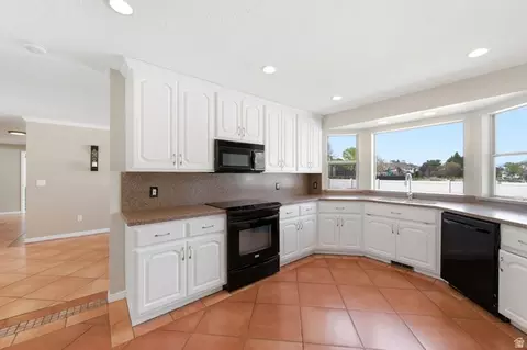 Kitchen - 3061 E Ksel Dr S, Sandy, UT 84092 photo 3 of 4