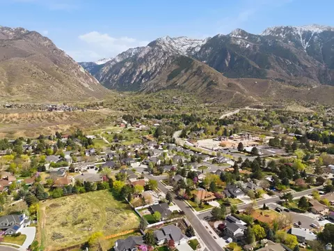 View/Area - 3061 E Ksel Dr S, Sandy, UT 84092 photo 4 of 6