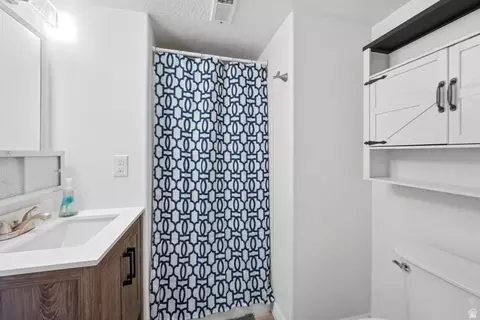 Bath - 2198 S Elaine Dr E, Bountiful, UT 84010 photo 3 of 3