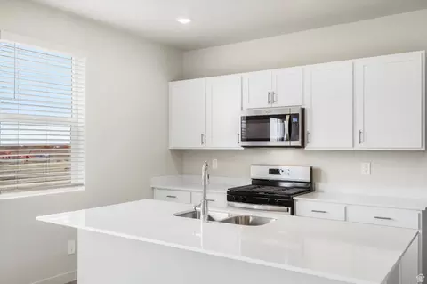 Kitchen - 3402 N Hannah St #1603, Eagle Mountain, UT 84005 photo 5 of 6
