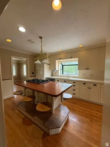 Kitchen - 2181 E Arbor Ln, Holladay, UT 84117 photo 1 of 2