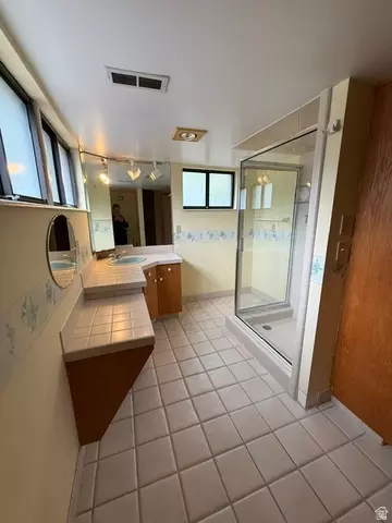 Bath - 2181 E Arbor Ln, Holladay, UT 84117 photo 2 of 2
