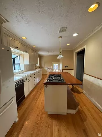 Kitchen - 2181 E Arbor Ln, Holladay, UT 84117 photo 2 of 2