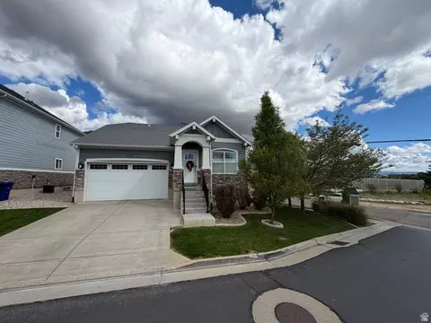 1073 Blackstone Dr, Fruit Heights, UT 84037