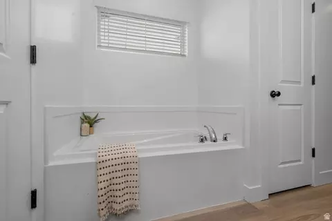 Bath - 826 W Walnut Bark Ln, Mapleton, UT 84664 photo 2 of 4
