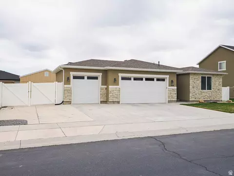 Exterior - 868 E Cliffrose Dr, Eagle Mountain, UT 84005 photo 2 of 7