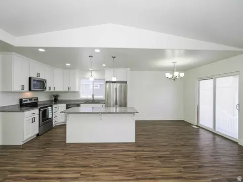 Kitchen - 868 E Cliffrose Dr, Eagle Mountain, UT 84005 photo 3 of 4