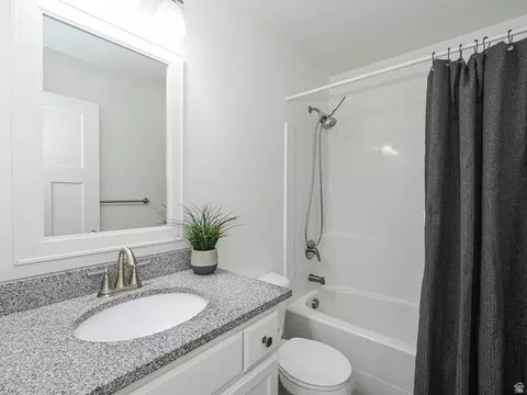 Bath - 868 E Cliffrose Dr, Eagle Mountain, UT 84005 photo 3 of 4