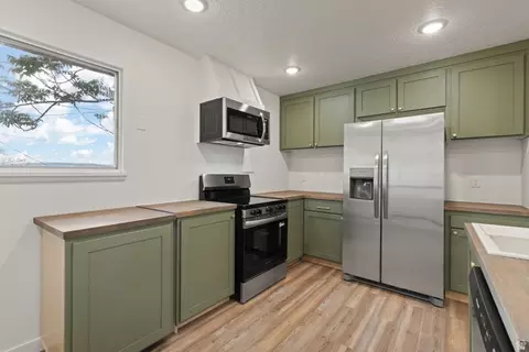 Kitchen - 596 S 1500 E, Provo, UT 84606 photo 3 of 4